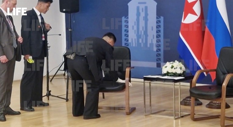 (Видео) Маж внимателно го брише и го прска со течност столот пред Ким да седне на средбата со Путин