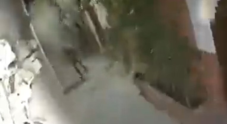 (Видео) Маж во Мароко за влакно избегна да биде затрупан од зграда што се урива