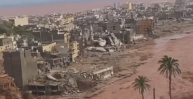 (Видео) Над 5.000 загинати во Либија, зградите претворени во урнатини