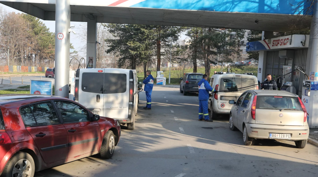 (Видео) Необично видео од Хрватска: жена се тушира не бензинска пумпа по плажа