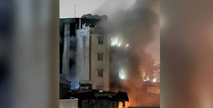 (Видео) Пожар во зграда во Виетнам, десетици загинати: момче фрлено од десеткатница за да биде спасено од оганот