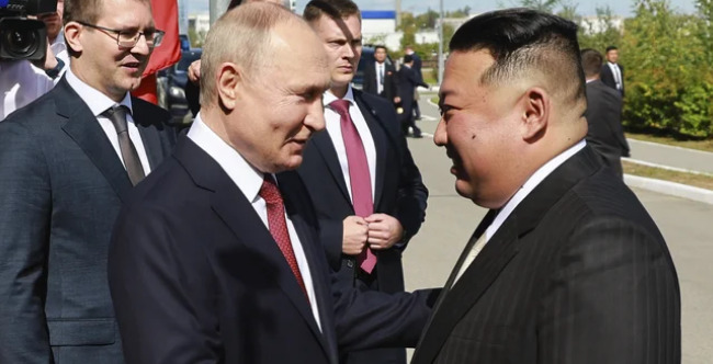 (Видео) Путин и Ким се ракуваа: Русија ќе и помогне на Северна Кореја во  изградбата на вселенски сателити