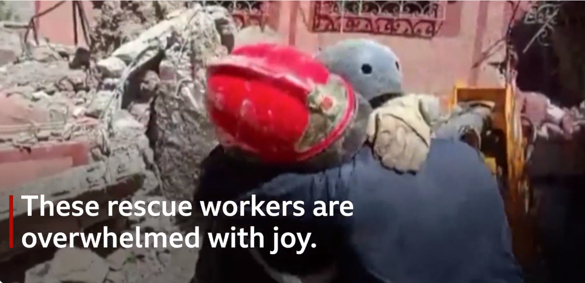 (Видео) Радост и прегратки кај спасувачите во Мароко: маж извлечен жив од урнатините