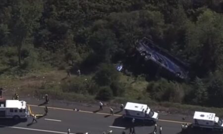 (Видео) Се преврте училишен автобус во САД, двајца загинати