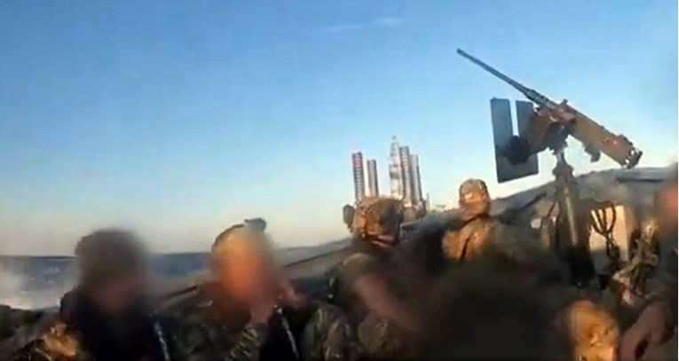 (Видео) Украина повторно зазеде нафтени платформи во близина на Крим