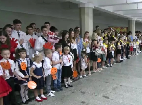 (Видео) Часови на 25 километри од линијата на фронтот: украинските деца се вратија на училиште во метро-станицата во Харков