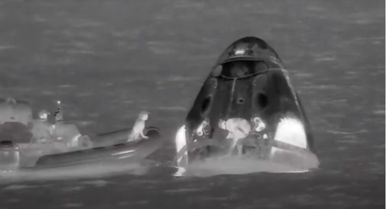(Видео) Четворица астронаути успешно слетаа на Земјата