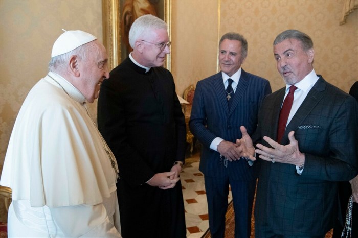 (Видео) „Сакаш ли да се боксуваме“ – Папата и Сталоне во Ватикан