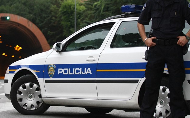 Драма во Сплит: Полицијата фатила македонски државјанин при кражба, тој ги нападнал со чекан
