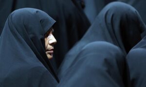 Иран воведува построги казни за жените кои не носат хиџаб