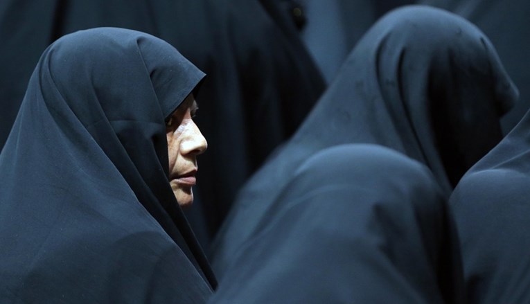 Иран воведува построги казни за жените кои не носат хиџаб