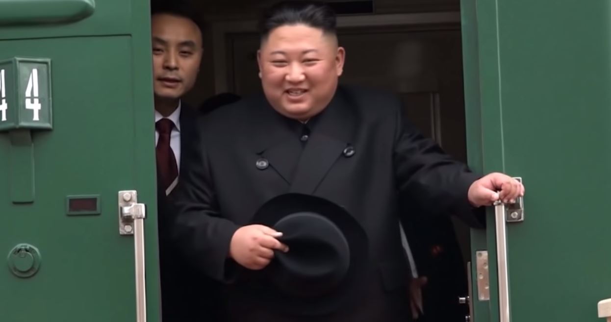 Ким Џонг-ун отпатува во Русија со приватен воз, луѓе вееја цвеќиња и знамиња