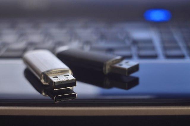 Колку долго траат податоците на USB стик? Еве од што зависи