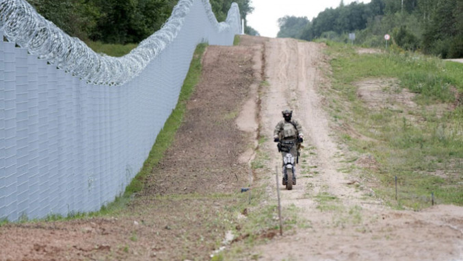 Латвија ја затвора границата со Белорусија