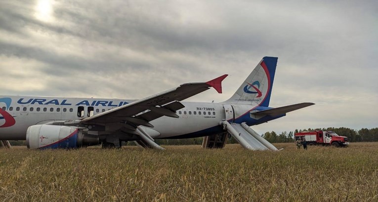 Патнички авион со 170 луѓе принудно слета на поле во Русија