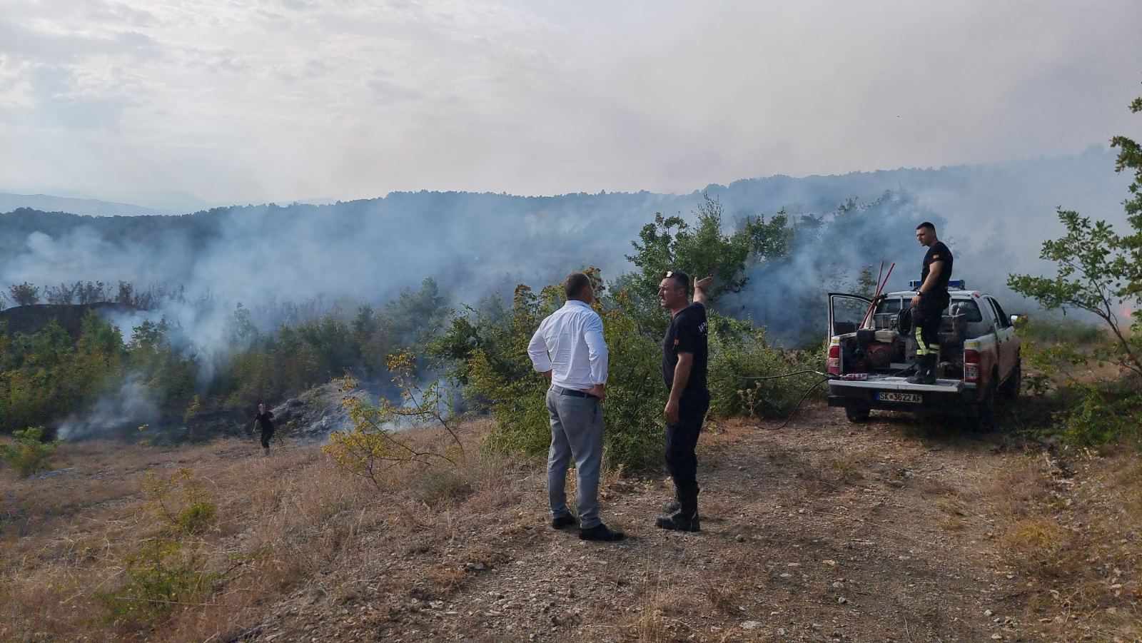 Пожар над Катланово, го гасне скопската противпожарна бригада со поддршка на два ер трактори