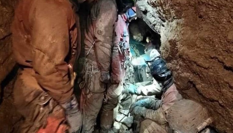 Со денови трае спасувањето на спелеологот во Турција – објавени нови детали и фотографии од пештерата