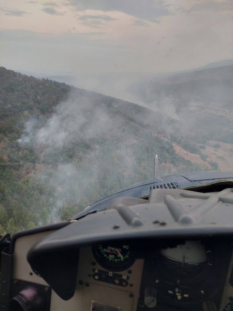 (Фото) Хеликоптерската единица за полициски намени при МВР исфрлајќи 15 тони вода целосно го локализираше пожарот кај Осинчани
