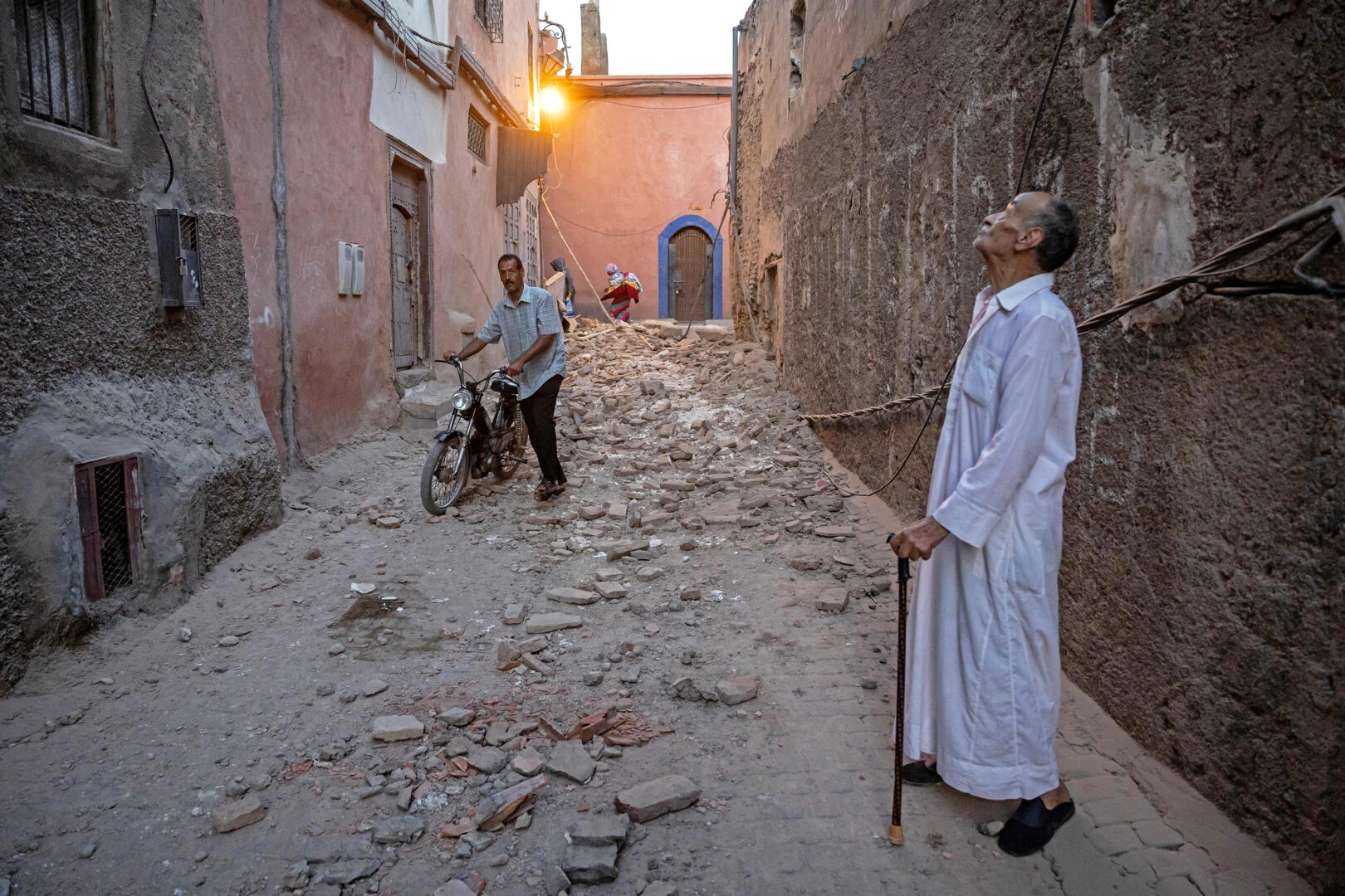 (Фотогалерија) Катастрофалниот земјотрес во Мароко низ фотографии