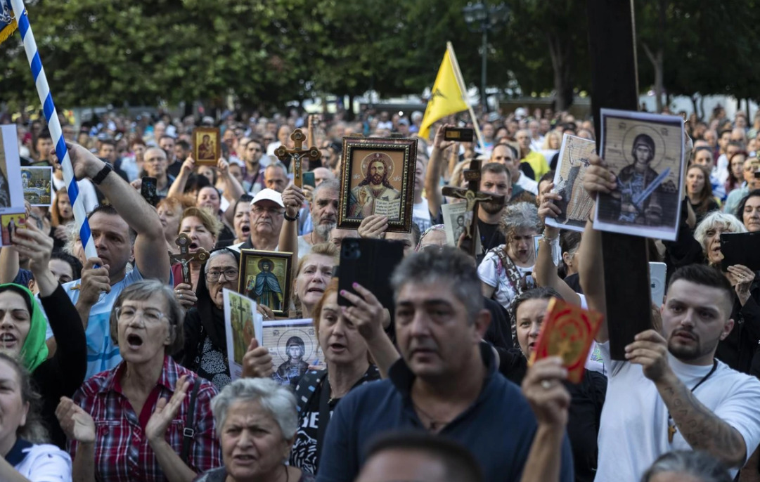 „Нема ништо демонско во биометриските документи“, објаснува грчки министер по протестот со библии и икони