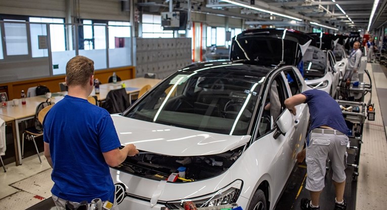 „Фолксваген“ укинува работни места поради слабата побарувачка за електрични возила