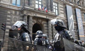 (Видео) Драма во Париз: Музејот Лувр итно евакуиран, паника по исламистички напад 