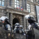 (Видео) Драма во Париз: Музејот Лувр итно евакуиран, паника по исламистички напад 