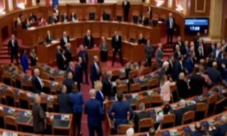 (Видео) Тепачка и кавги меѓу пратениците во албанскиот парламент