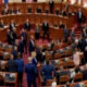(Видео) Тепачка и кавги меѓу пратениците во албанскиот парламент