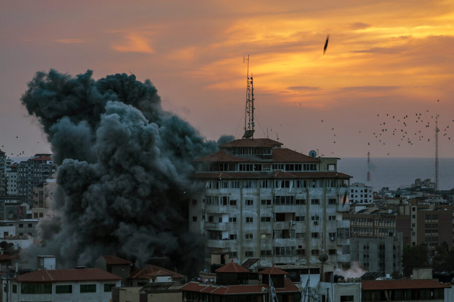 Во Газа бомбардиран магацин за хуманитарна помош на палестинската Црвена полумесечина