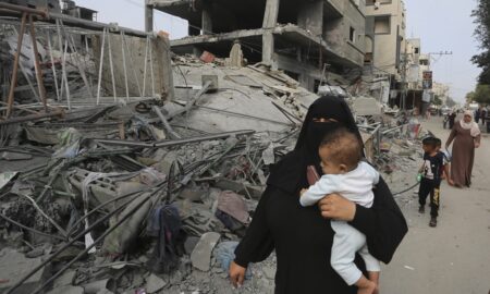 Воени авиони ги напаѓаат патиштата до најголемата болница во Газа, велат жителите