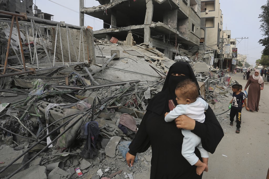 Воени авиони ги напаѓаат патиштата до најголемата болница во Газа, велат жителите