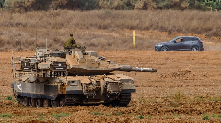 Израелски тенк случајно погоди позиција на територија на Египет