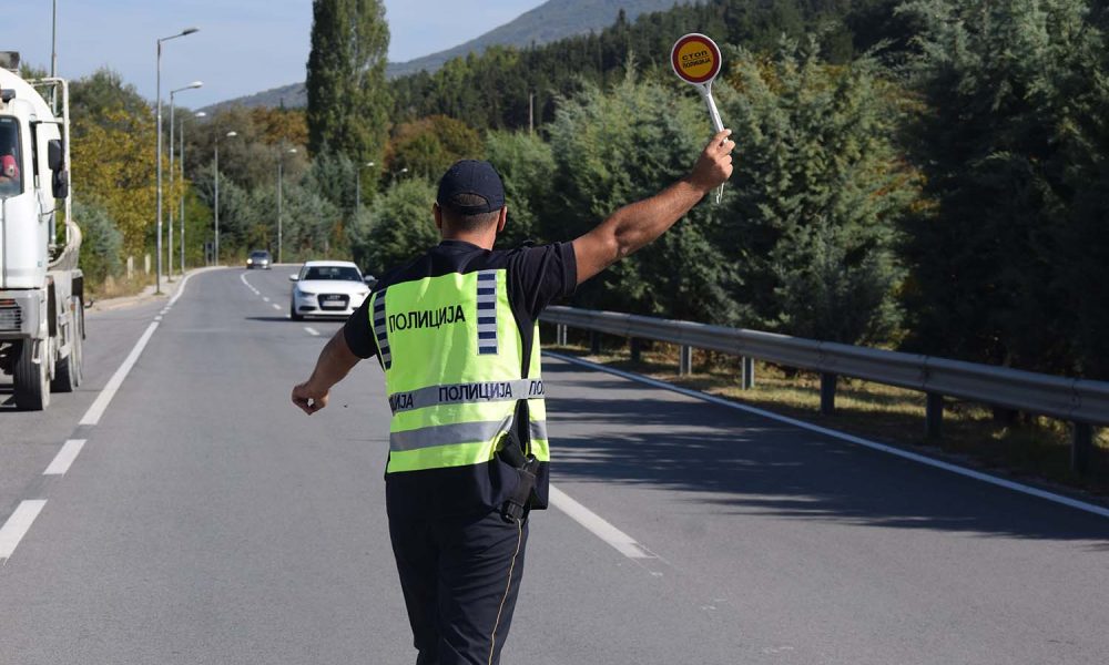 Протестот на лозарите го блокира сообраќајот на патот Неготино – Кавадарци