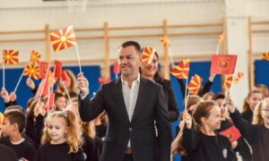 Стефковски: Од денес наставата во Гази Баба почнува со химната на Македонија