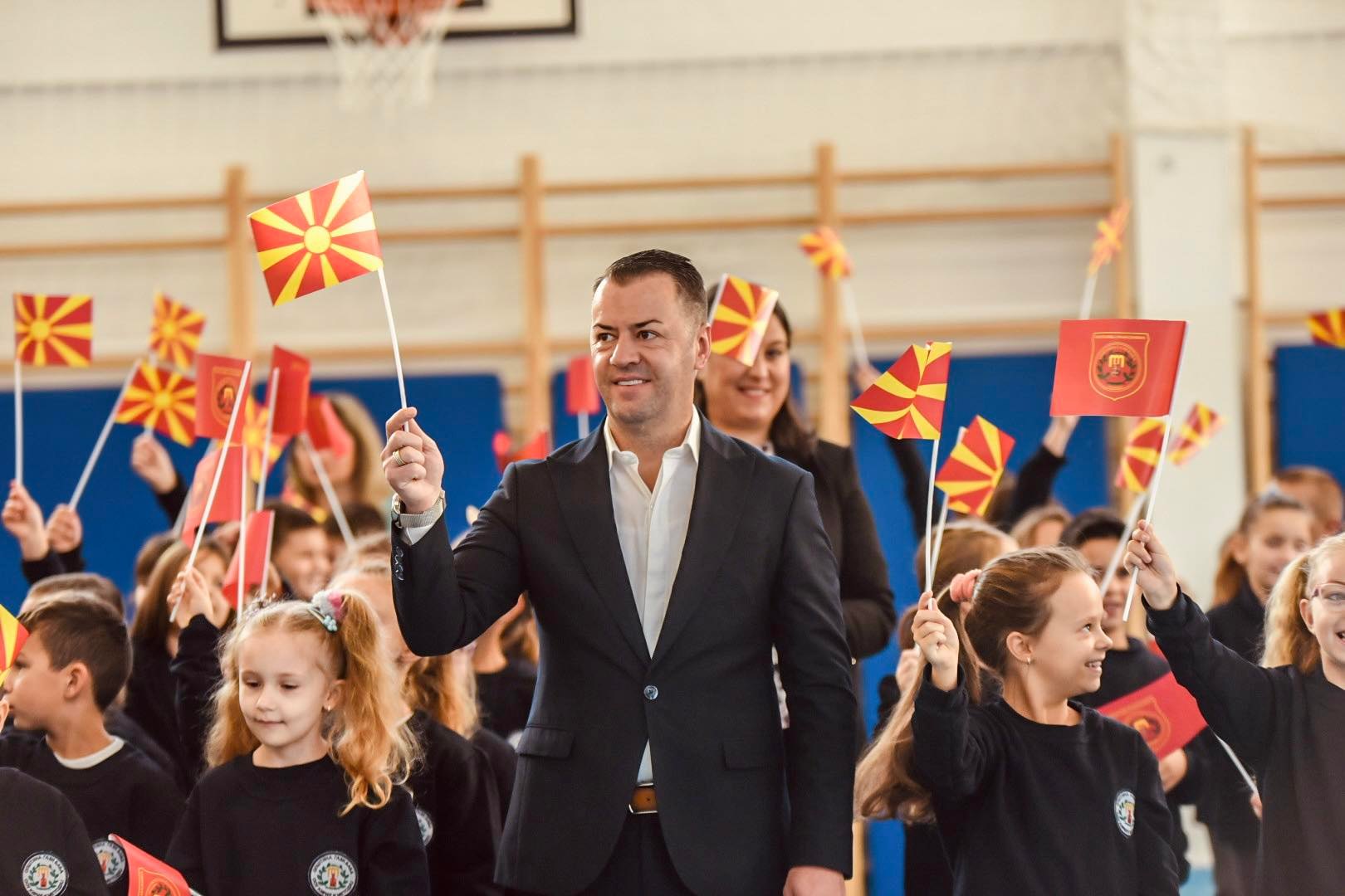 Стефковски: Од денес наставата во Гази Баба почнува со химната на Македонија