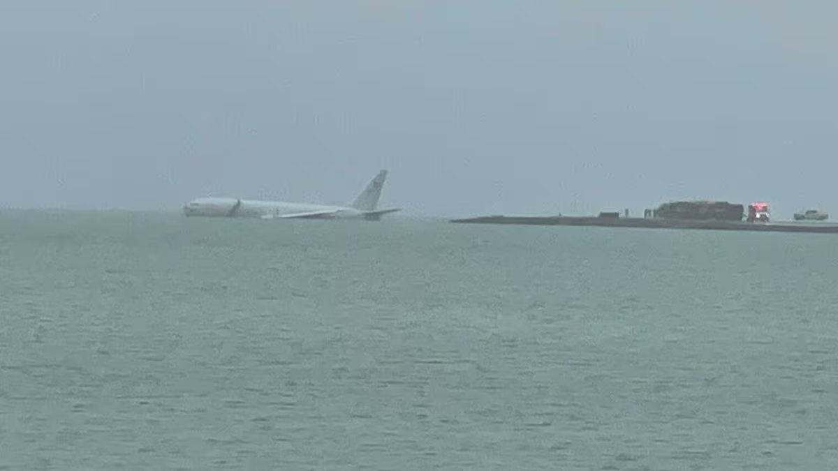 (Видео) Авион на американската морнарица ја промаши пистата и слета во вода, потсетува на чудото на Хадсон