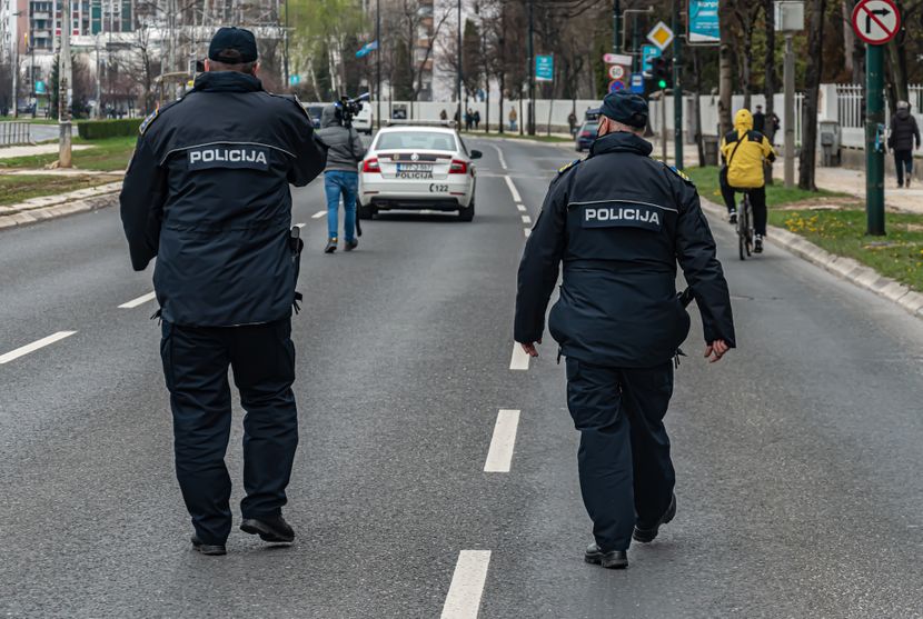 (Видео) Напишал казна и се „паднал“ на банкнота од 20 евра: Туристи од Турција снимиле полицаец како прима поткуп во Јабланица 