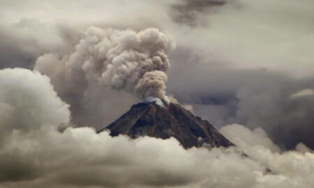 Вулкан еруптираше во Папуа Нова Гвинеја, потенцијално загрозувајќи ја Јапонија
