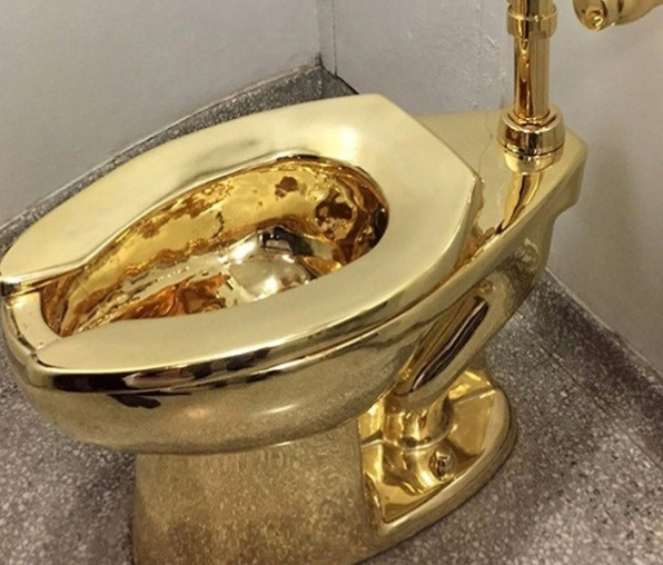 Златна тоалетна школка украдена во 2019 година од палата во Британија, крадците се обвинети сега