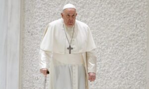 Папата: Не ме пуштаат да одам во Дубаи, имам акутен бронхитис, но сè уште сум жив