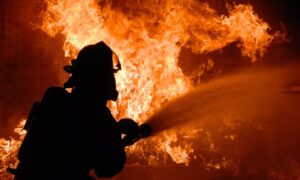 Пожар избувна во фабрика во Горно Седларце, вработен со повреди пренесен во болница