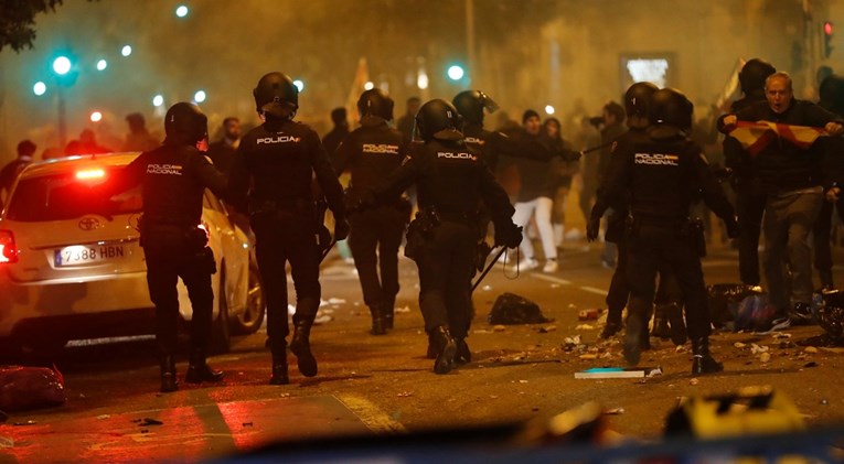 Шпанската полиција ги растера демонстрантите во Мадрид, тие скандираа: „Санчез во затвор“ и „Пучдемон во затвор“