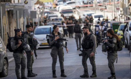 „Терористите отворија оган врз нас“: Судири во Ерусалим, петмина тешко повредени во напади меѓу израелската полиција и Палестинците