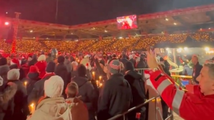(Видео) 50 илјади навивачи го слават Божиќ на стадион