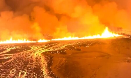 (Видео) Активиран вулкан во Исланд, снимен моментот на ерупција