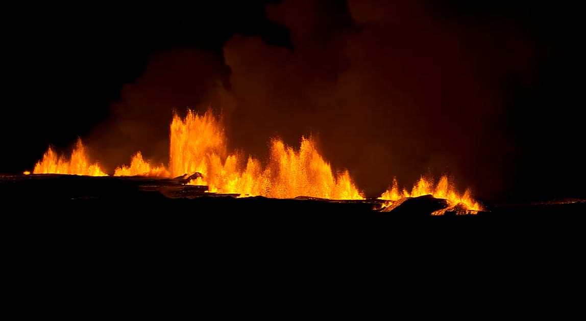 (Видео) Драматични снимки од голема вулканска ерупција на Исланд: eвакуирани речиси 4.000 жители