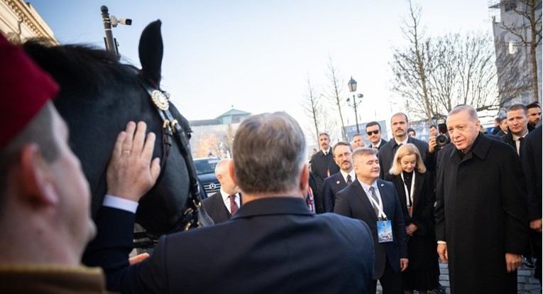 (Видео) Ердоган дојде во Унгарија, Орбан му подари коњ