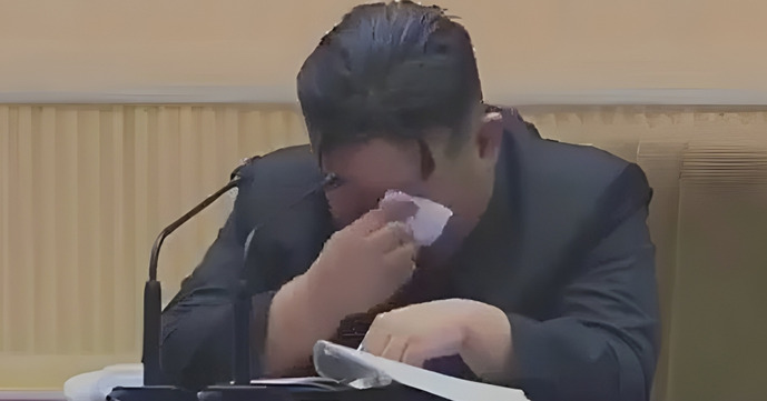 (Видео) Ким Џонг-ун се расплака додека им се обраќаше на жените: „Родете уште деца, ве молам“