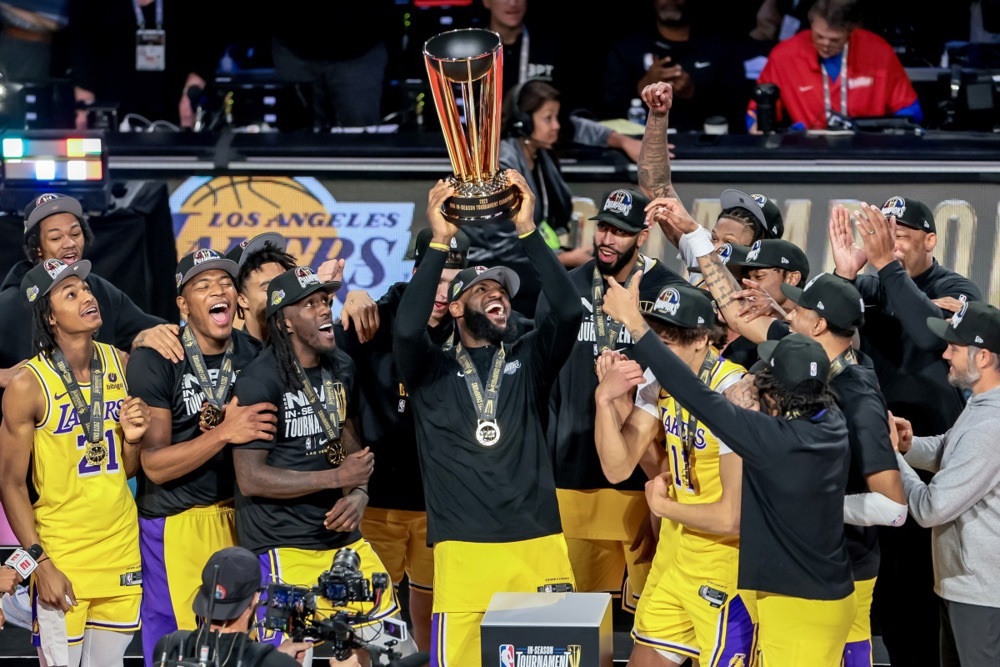 (Видео) ЛА Лејкерс го освоија НБА купот – МВП трофејот за Леброн Џејмс